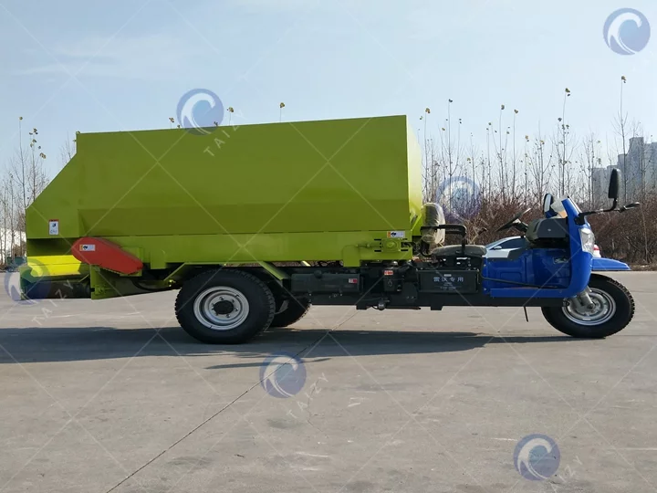 Electric silage spreading machine