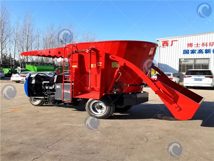 Self-propelled feed spreader