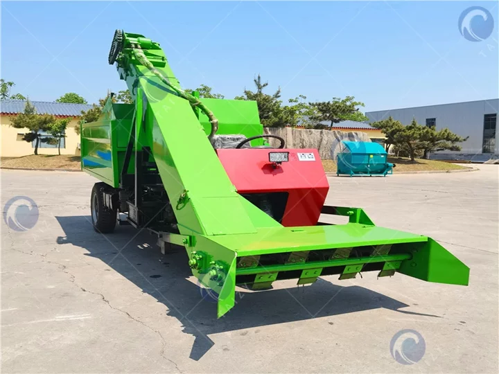 Livestock manure cleaning machine