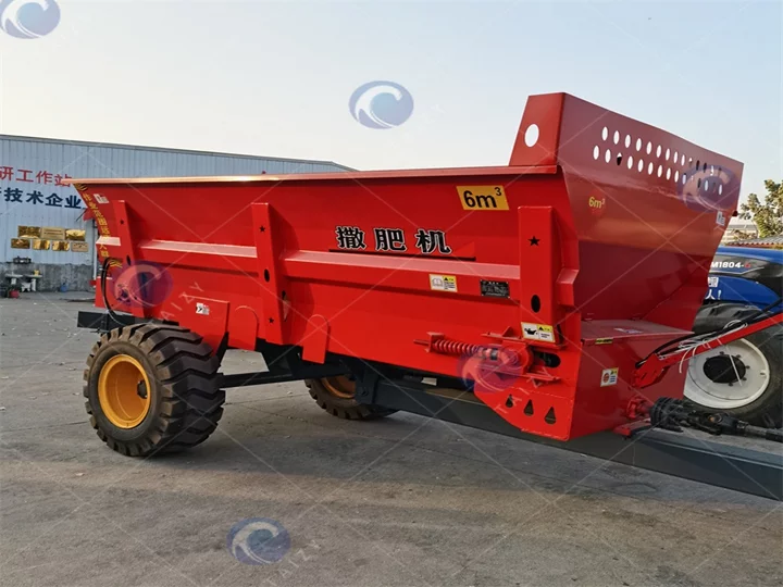 manure spreading machine for farm