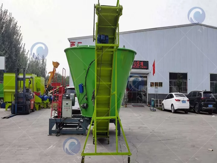 silage and hay TMR feed mixer